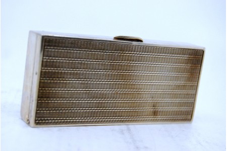 Caixa de rapé em prata com interior dourado e tampa basculante.